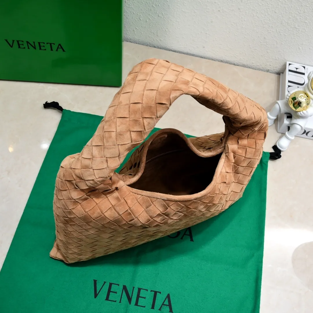 Batch 1860 #Bv New small size HOP bag - nubuck leather is here👇The bag body and handles are made of a whole piece of woven leather. The bag body is soft and lazy. Hop symbolizes the praise of innovation and eternal craftsmanship [love]. The pyramid silhouette combines practicality and fashion. It is modern and casual. The double-sided closure design of the bag mouth is more convenient and safe! The cowhide texture also makes the bag more wear-resistant and durable. A must-have for fashionable ladies who like minimalism yet comfortable and casual! Size: 41x20.5x7.5, Model: 3966#